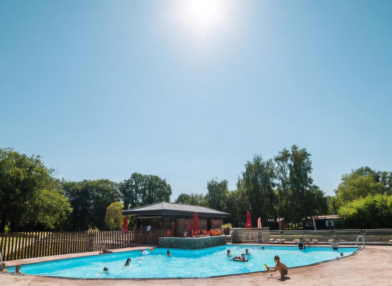 Pipowagen Met Prive Hot Tub Villa Lanaken Exterior photo